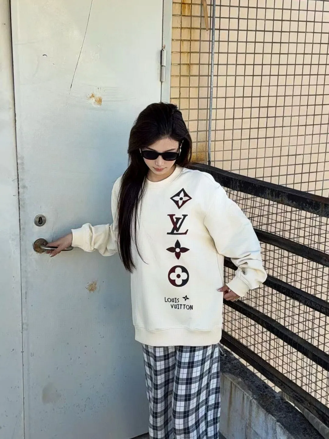 Louis Vuitton/Louis Vuitton 25Fw contrasting color four-flower embroidery crew neck sweatshirt